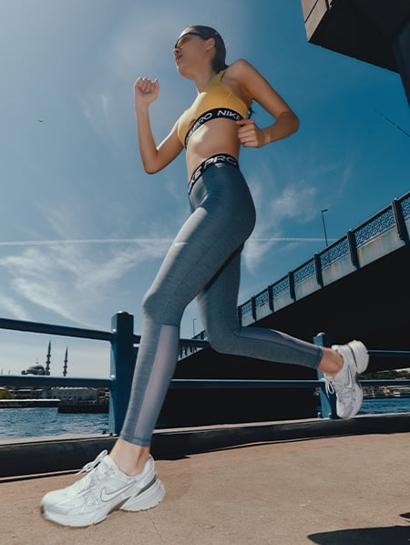 Daha Esnek, Daha Özgür NIKE PRO TAYT