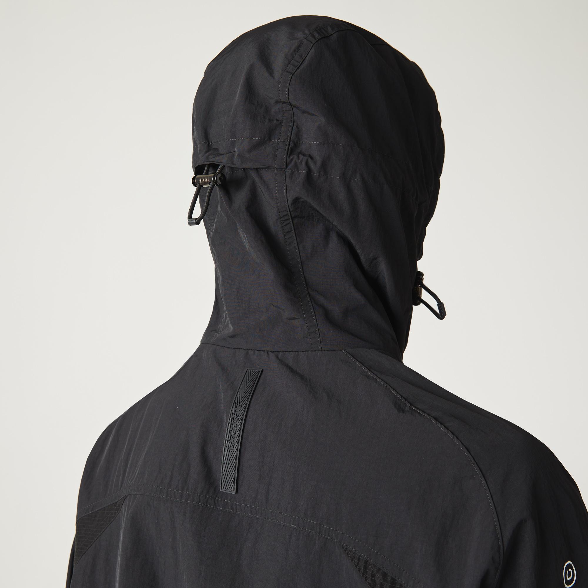 Lacoste Erkek Kapüşonlu Baskılı Renk Bloklu Siyah Yağmurluk