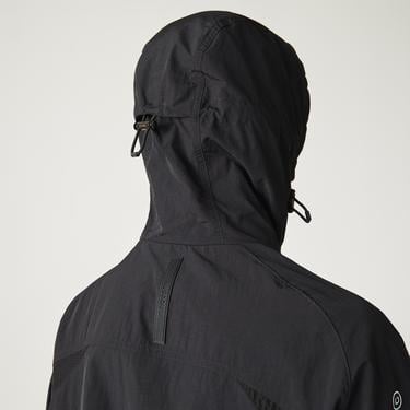  Lacoste Active Erkek Kapüşonlu Baskılı Renk Bloklu Siyah Yağmurluk