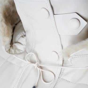  Mita Krem Kadın Kapüşonlu Deri Puffer Kaban