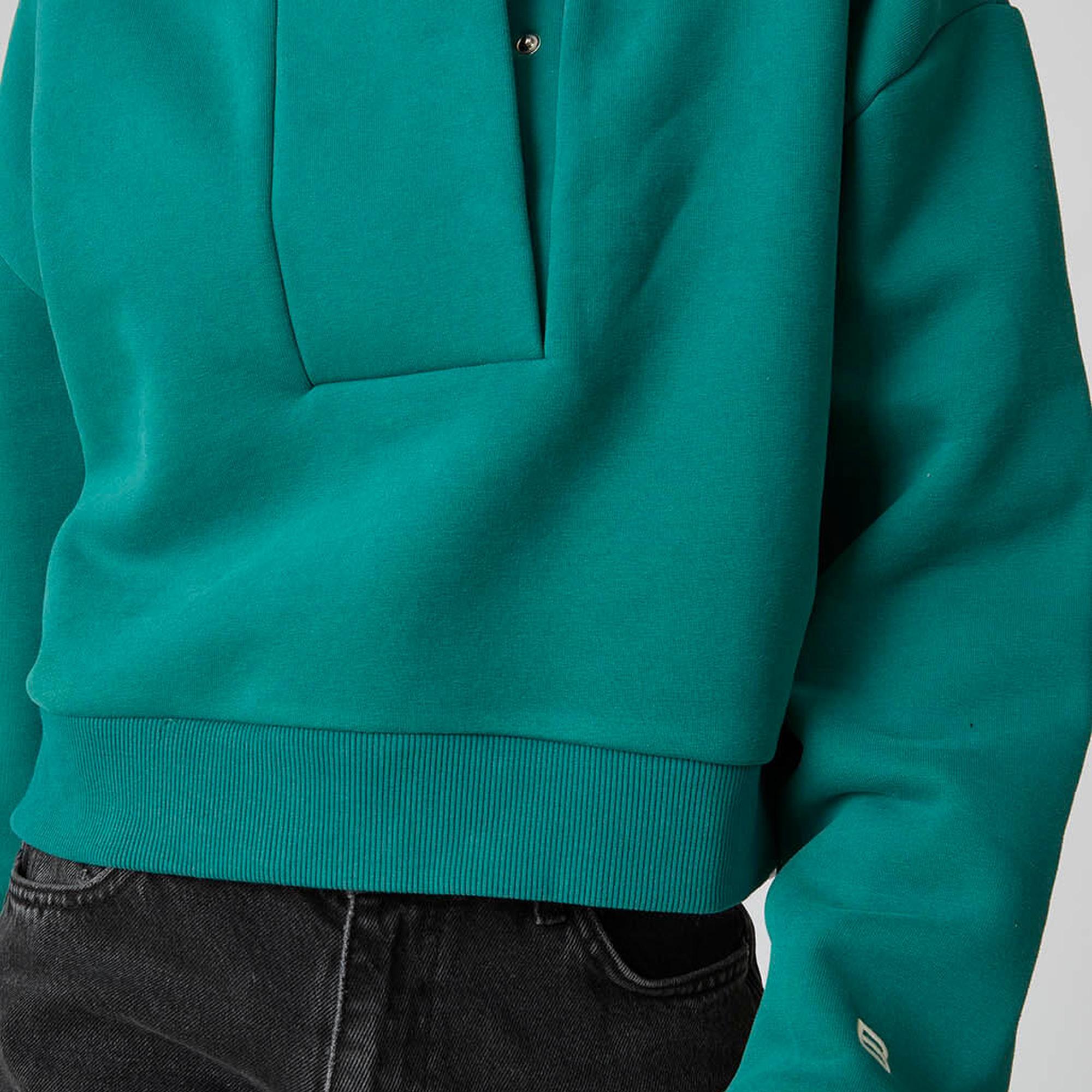 Kapşonlu Çıtçıtlı Crop Sweatshirt