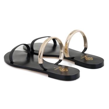  Kadın Siyah Parlak Aksesuarlı Deri Terlik