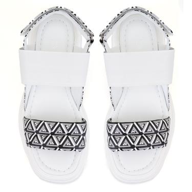  Kadın Beyaz Monogram Desenli Dolgu Topuklu Sandalet