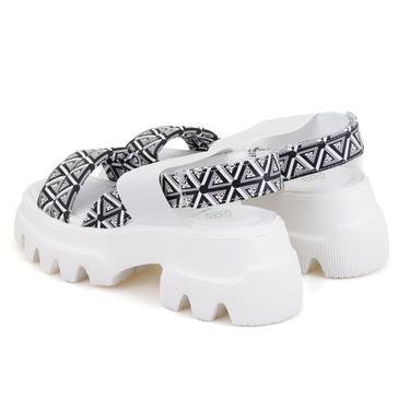  Kadın Beyaz Monogram Desenli Dolgu Topuklu Sandalet