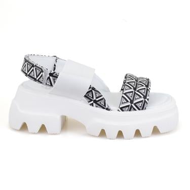  Kadın Beyaz Monogram Desenli Dolgu Topuklu Sandalet