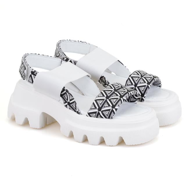  Kadın Beyaz Monogram Desenli Dolgu Topuklu Sandalet