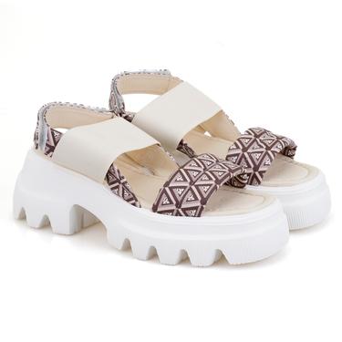  Kadın Bej Monogram Desenli Dolgu Topuklu Sandalet