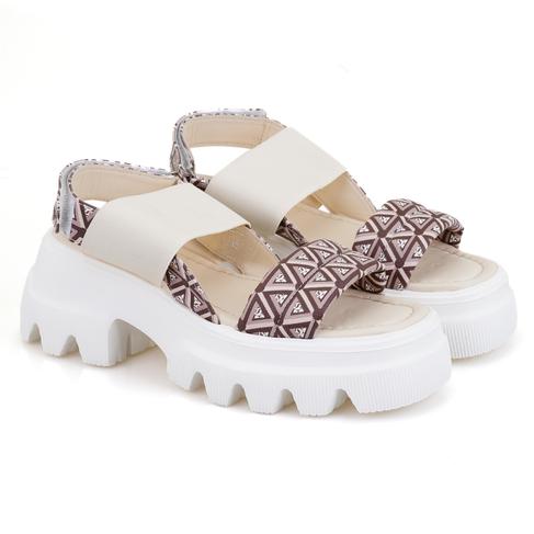  Kadın Bej Monogram Desenli Dolgu Topuklu Sandalet