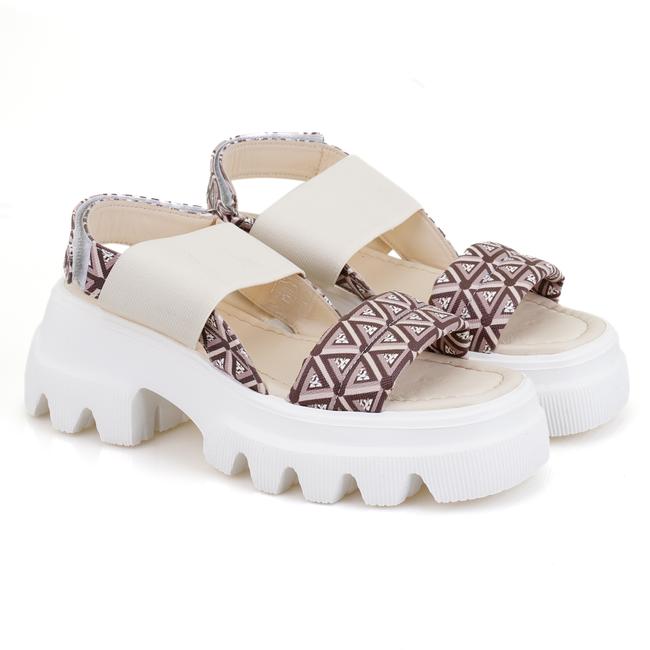  Kadın Bej Monogram Desenli Dolgu Topuklu Sandalet