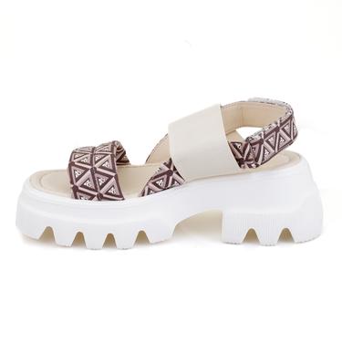  Kadın Bej Monogram Desenli Dolgu Topuklu Sandalet