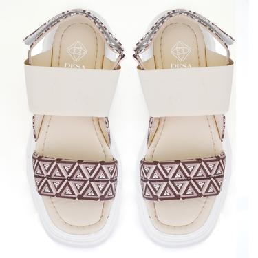  Kadın Bej Monogram Desenli Dolgu Topuklu Sandalet