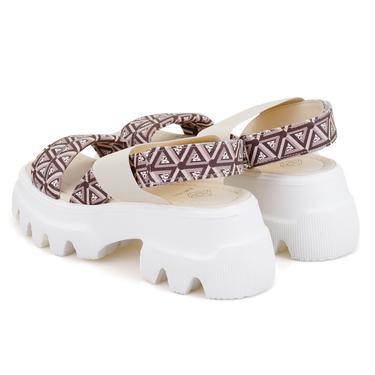  Kadın Bej Monogram Desenli Dolgu Topuklu Sandalet