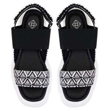  Kadın Siyah Monogram Desenli Dolgu Topuklu Sandalet