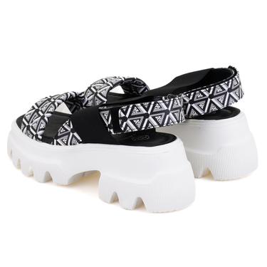  Kadın Siyah Monogram Desenli Dolgu Topuklu Sandalet