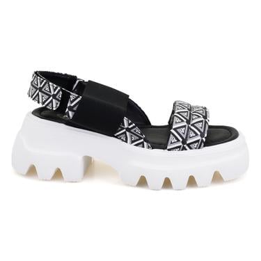  Kadın Siyah Monogram Desenli Dolgu Topuklu Sandalet