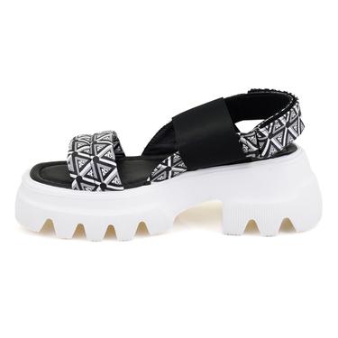  Kadın Siyah Monogram Desenli Dolgu Topuklu Sandalet