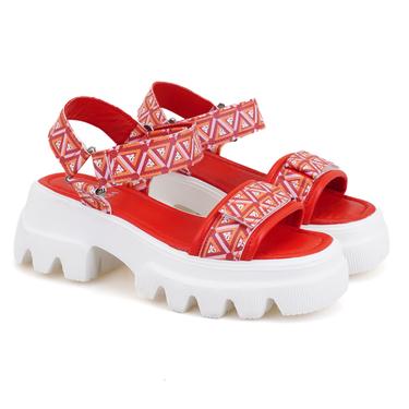  Kadın Kırmızı Monogram Desenli Dolgu Topuklu Sandalet