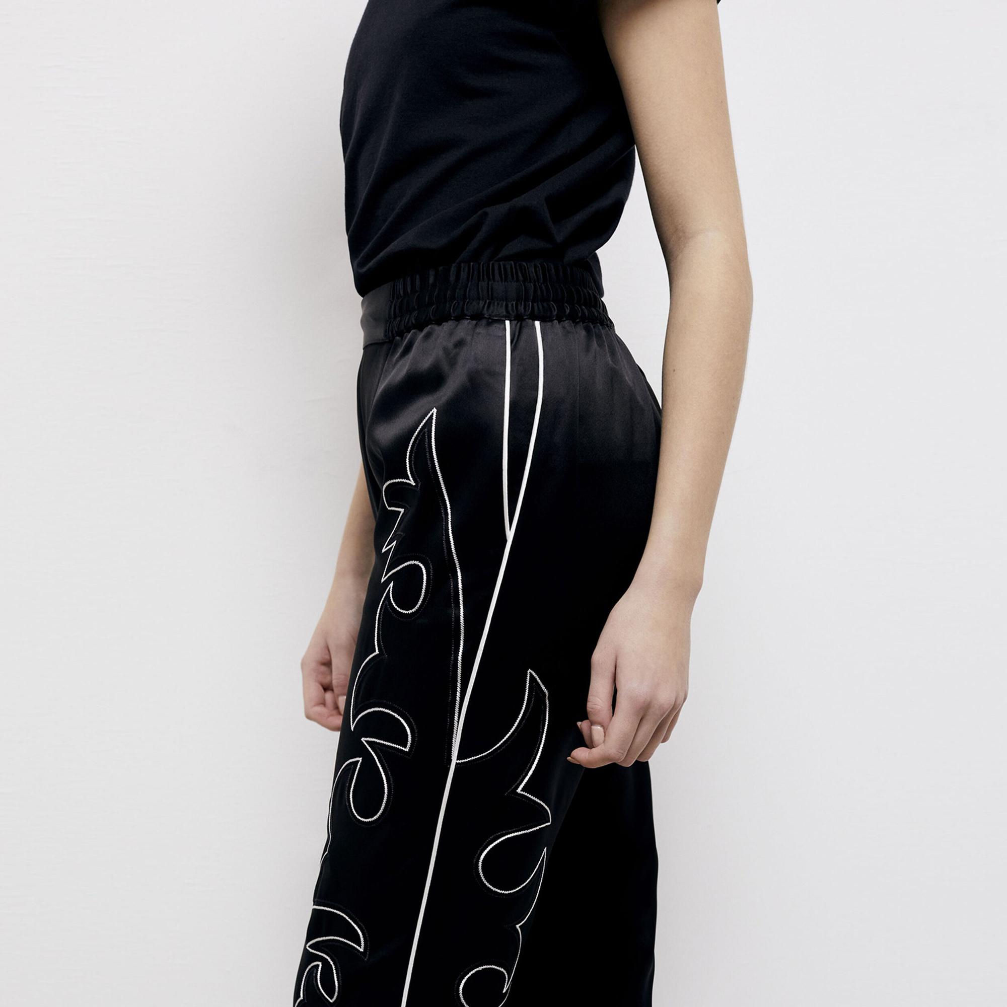 KADIN İŞLEMELİ SİYAH PANTOLON