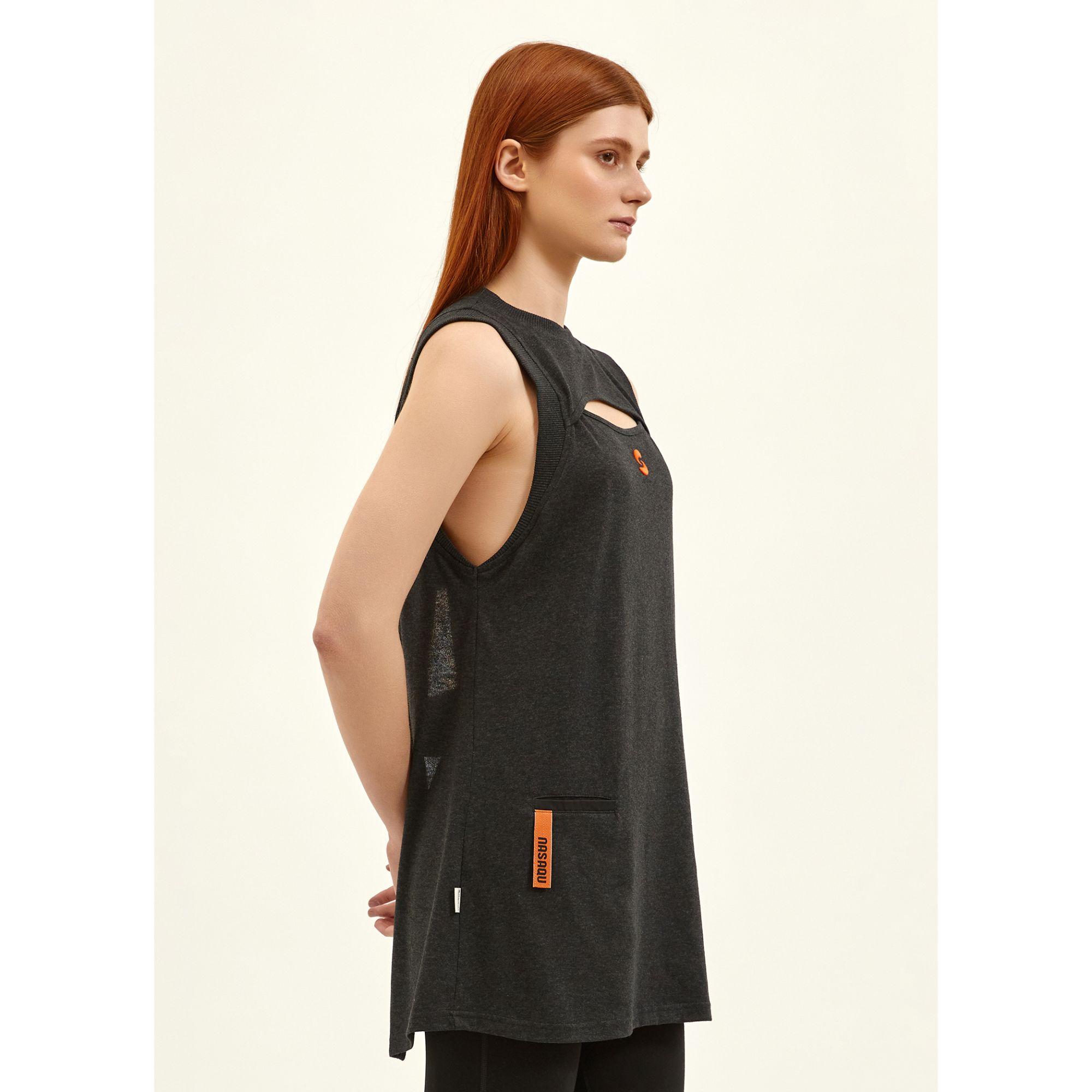 Nasaqu Kadın Sırtı Açık Nakışlı Antrasit T-Shirt