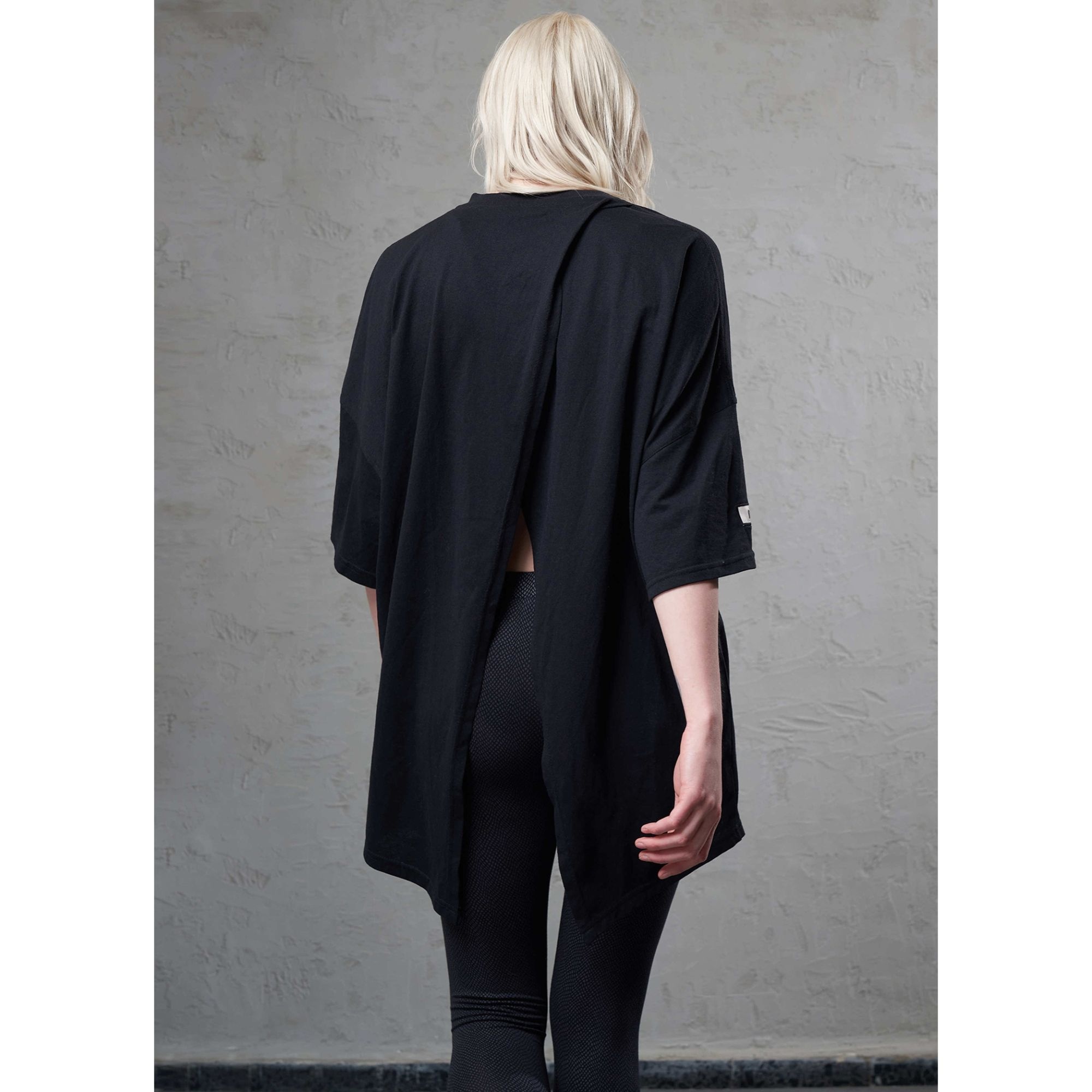 Nasaqu Kadın Zini Süper Oversize Sırtı Yırtmaçlı Siyah T-Shirt