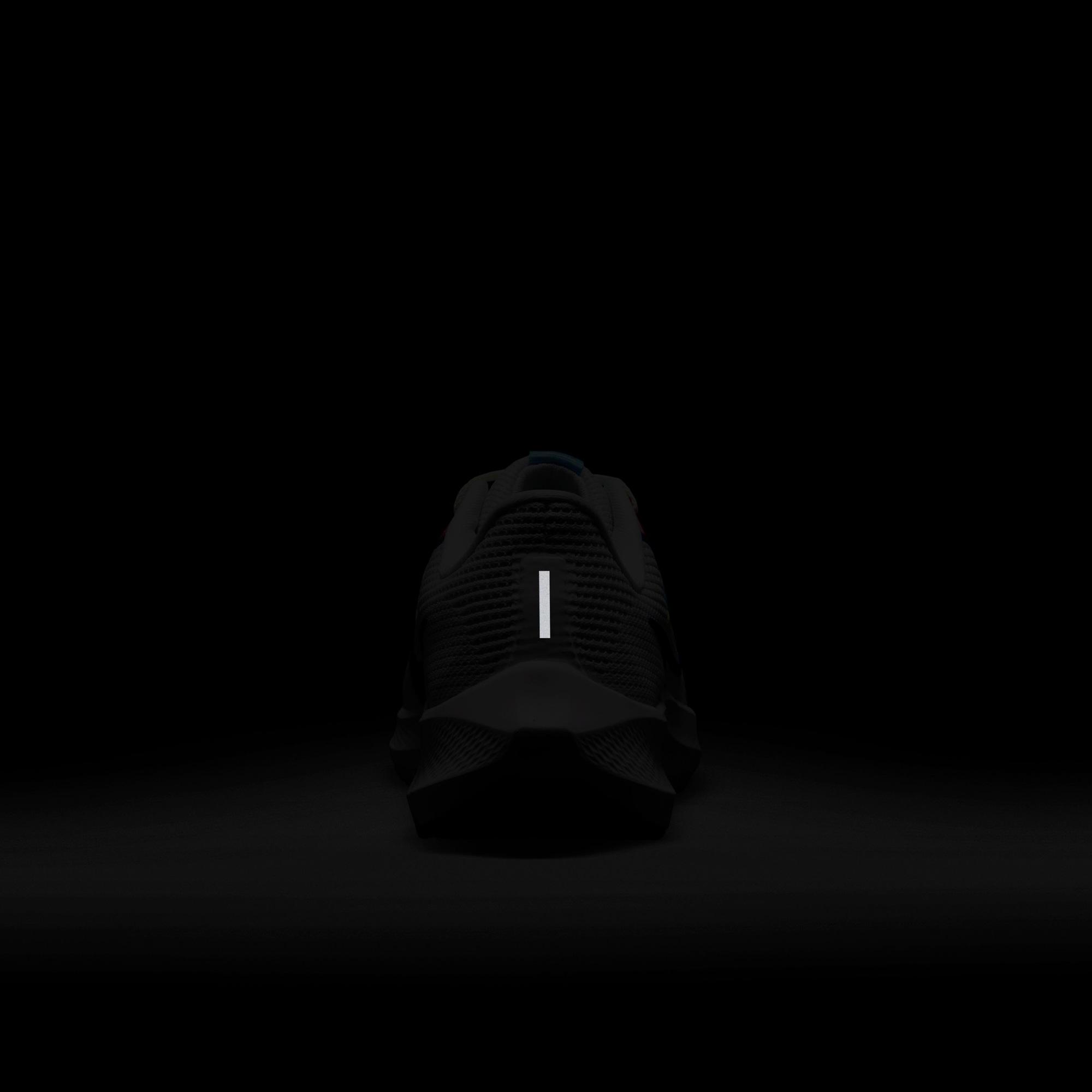 Nike Air Zoom Pegasus 40 Kadın Beyaz Spor Ayakkabı