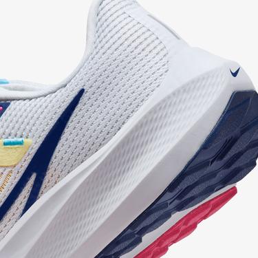  Nike Air Zoom Pegasus 40 Kadın Beyaz Spor Ayakkabı