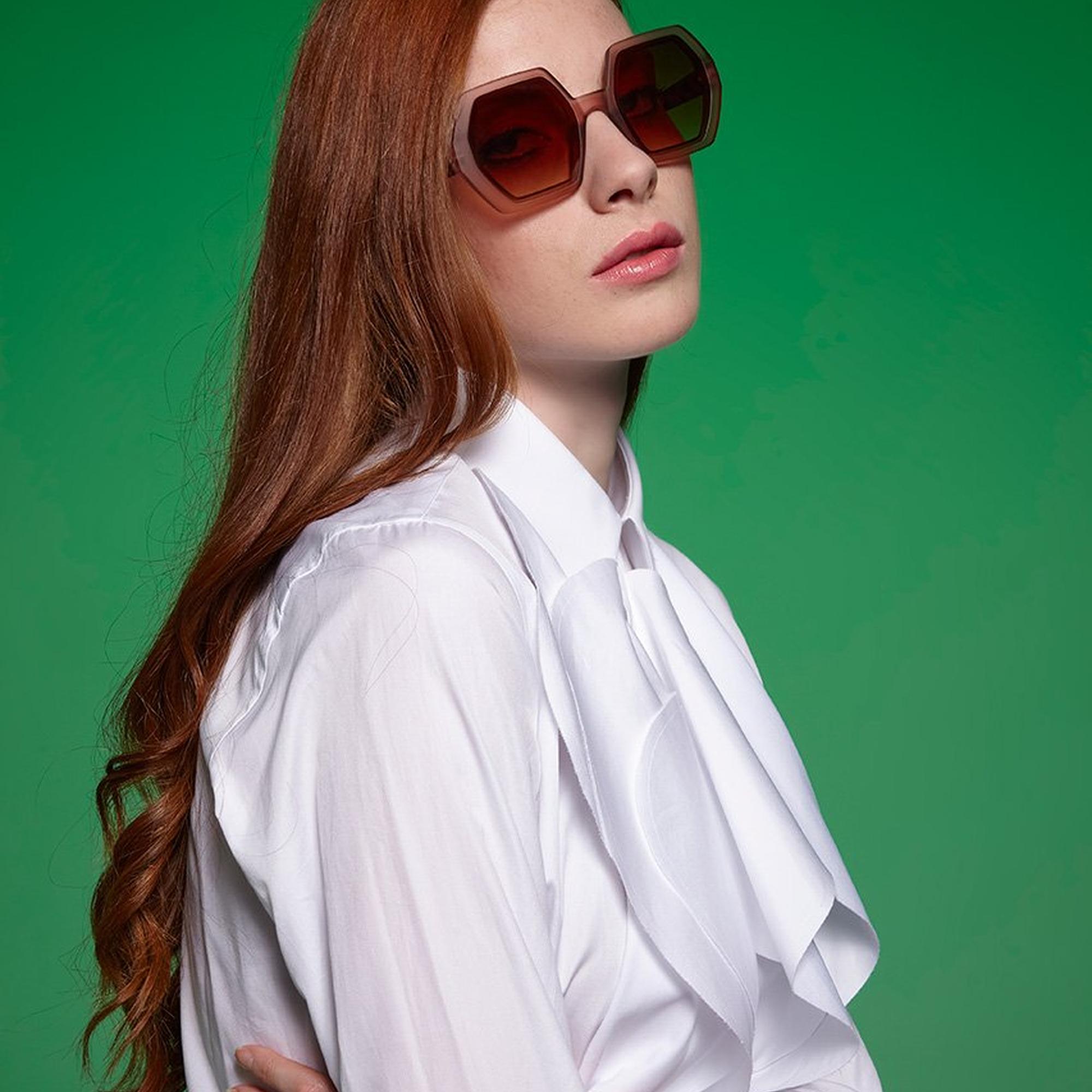 Okkia Emma Big Hexagonal Güneş Gözlüğü
Havana Pembesi