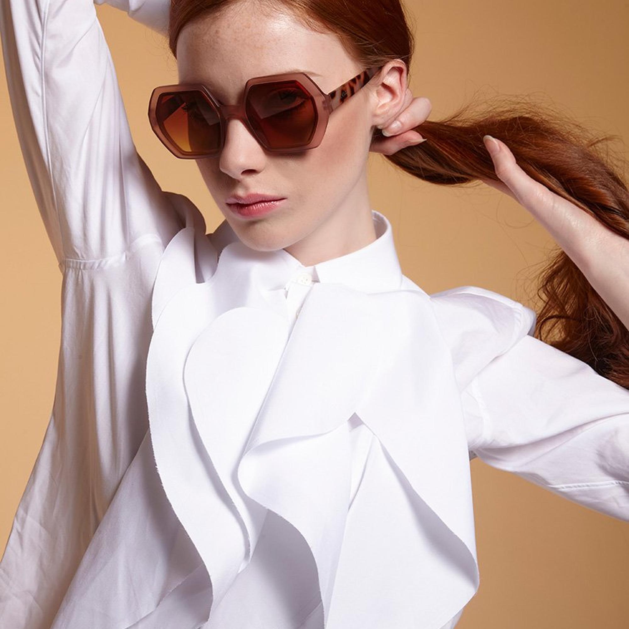 Okkia Emma Big Hexagonal Güneş Gözlüğü
Havana Pembesi