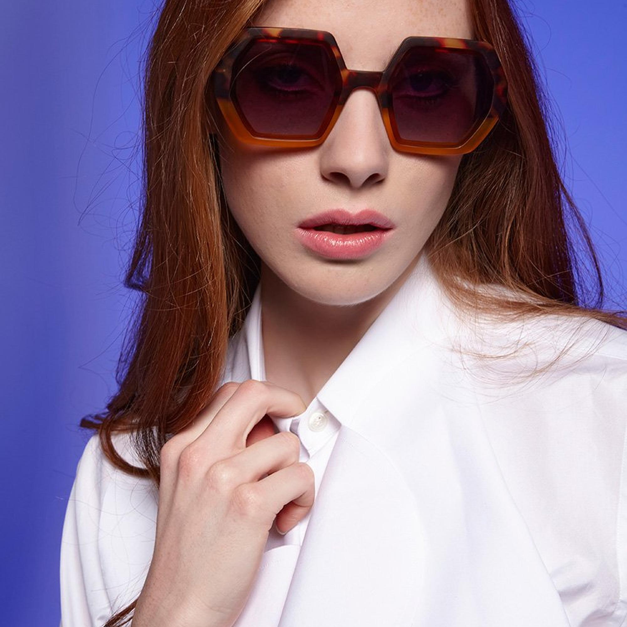 Okkia Emma Big Hexagonal Güneş Gözlüğü
Havana Sarısı