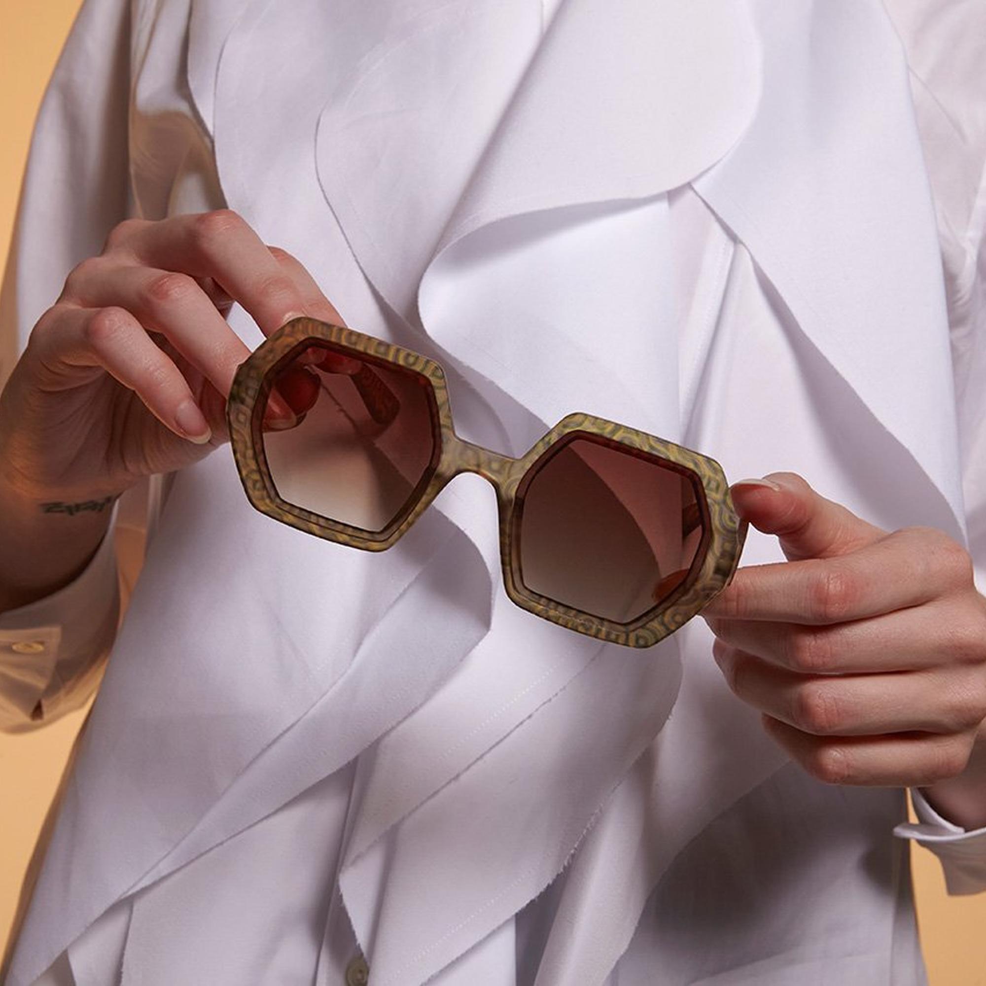 Okkia Emma Big Hexagonal Güneş Gözlüğü
Gold