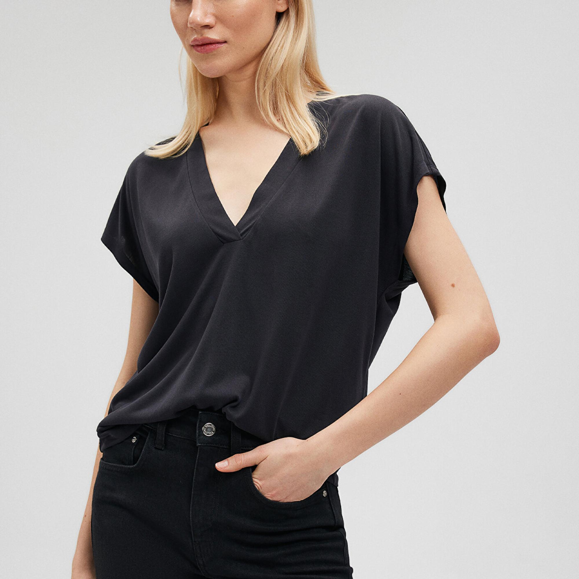 Mavi Siyah Kolsuz Tişört Regular Fit / Normal Kesim 1612250-900