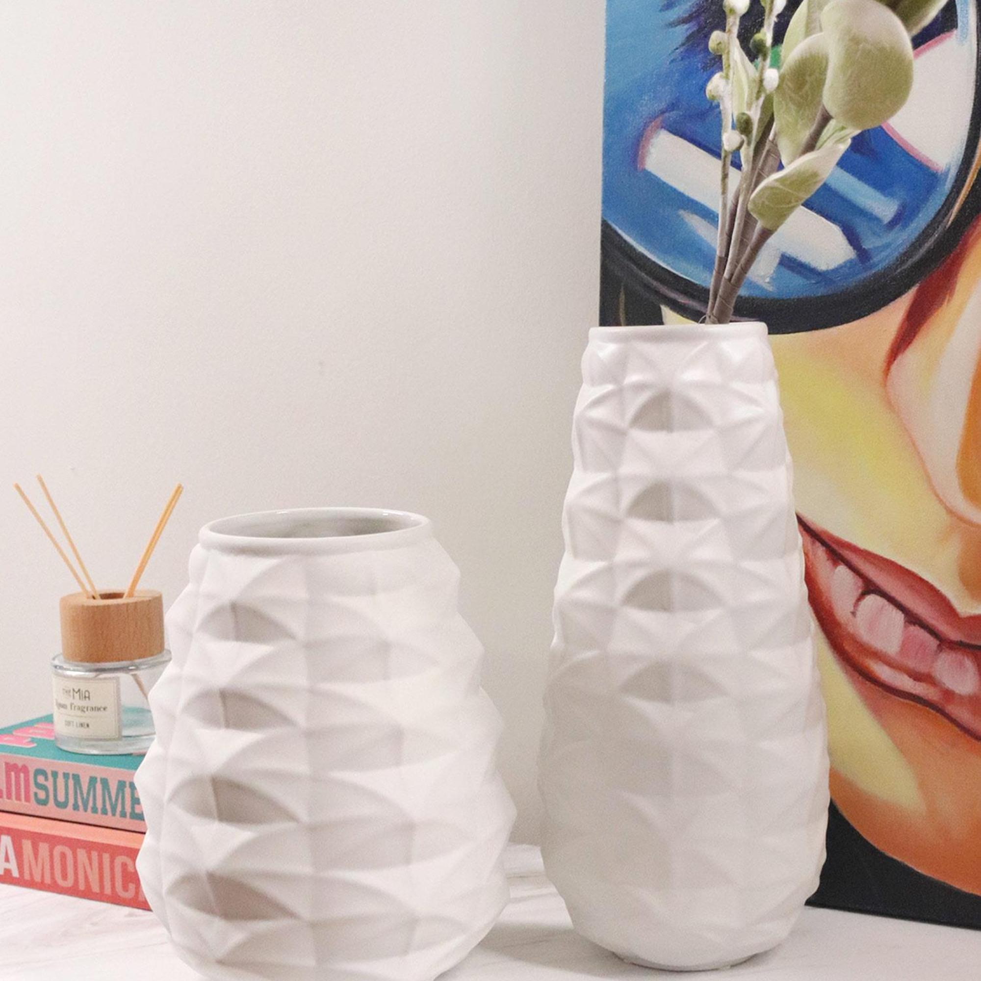 The Mia Licia Seramik Vazo Beyaz 21x21x27 cm