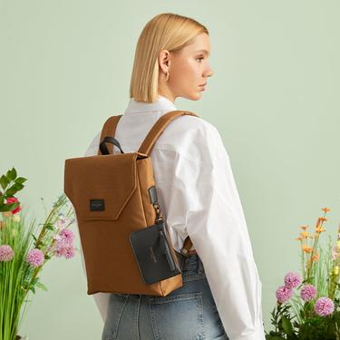  Maison Sacrée Ferrat Altın Kahverengi 13'' Sırt Çantası