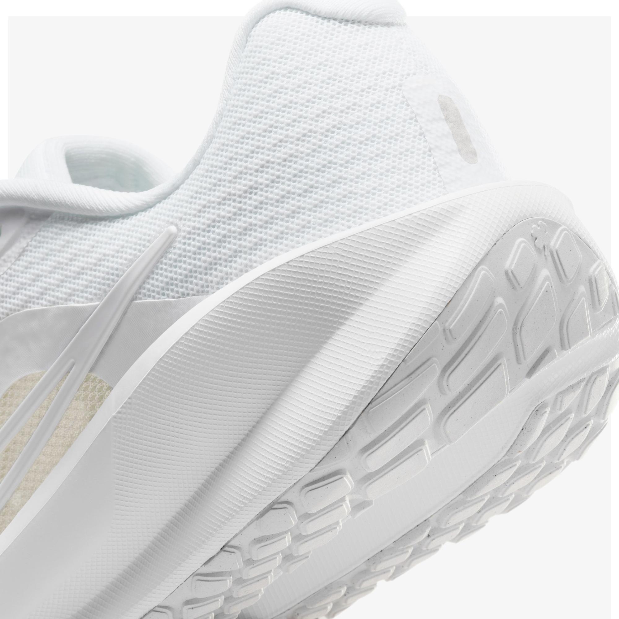 Nike Downshifter 13 Kadın Beyaz Koşu Ayakkabısı