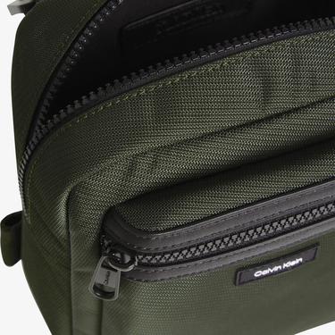  Calvin Klein Essential Erkek Yeşil Omuz Çantası
