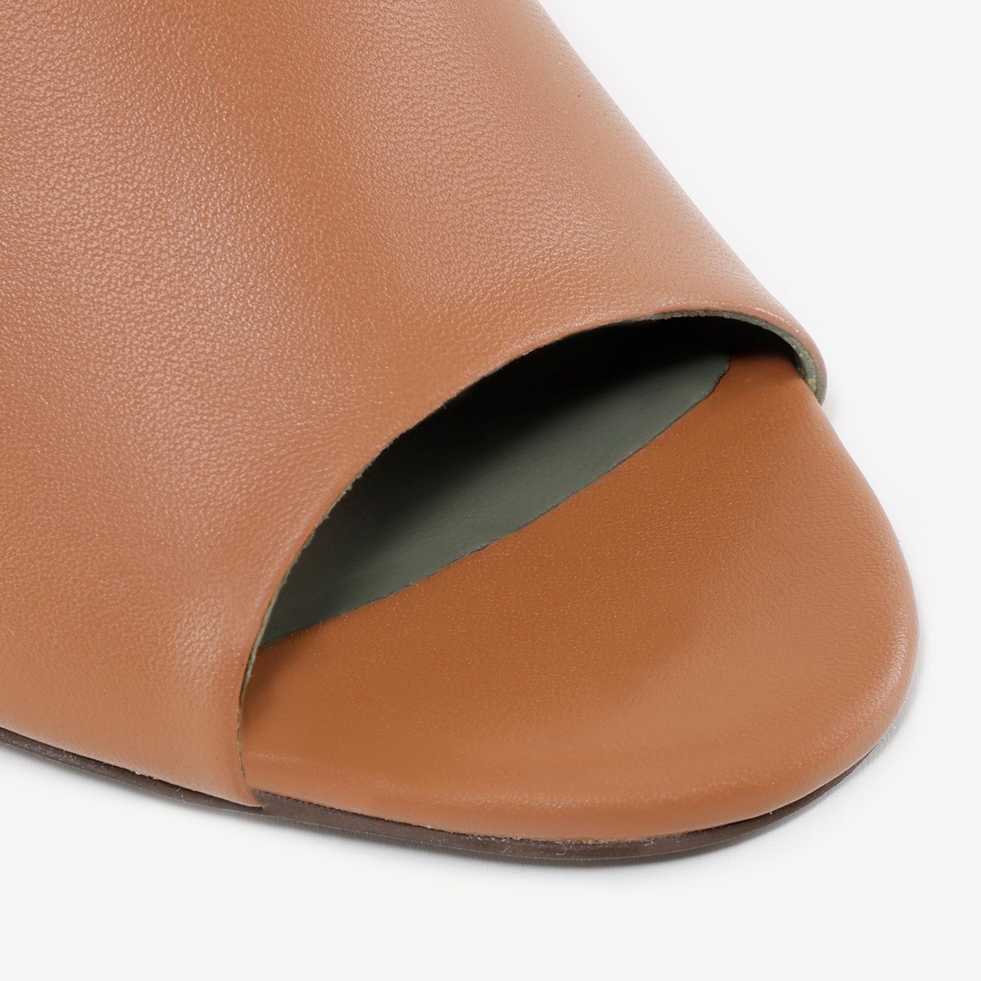 Yumuşak Deri Topuklu Terlik