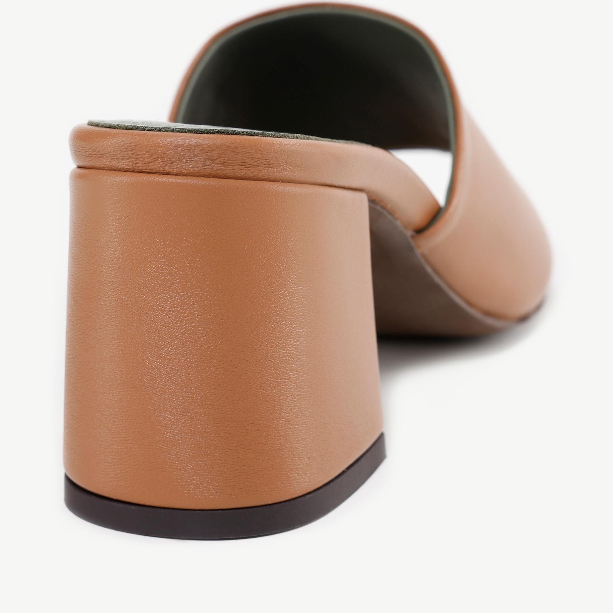 Yumuşak Deri Topuklu Terlik