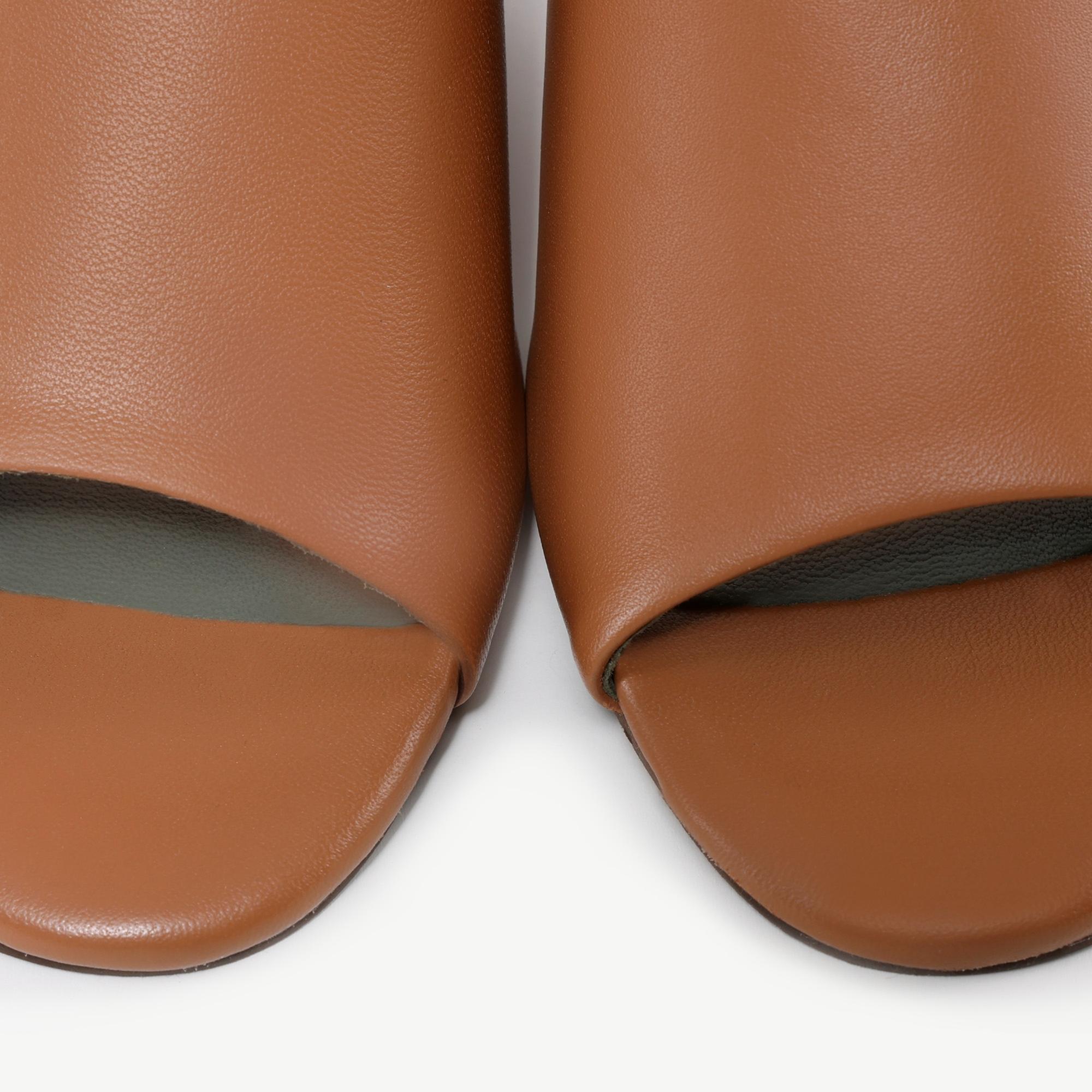 Yumuşak Deri Topuklu Terlik