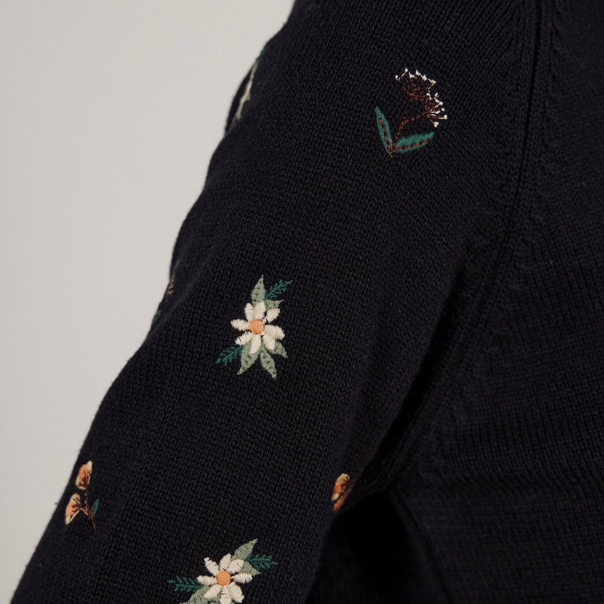 Nakış Detaylı Triko