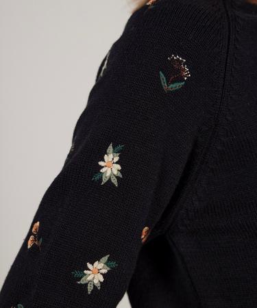  Nakış Detaylı Triko