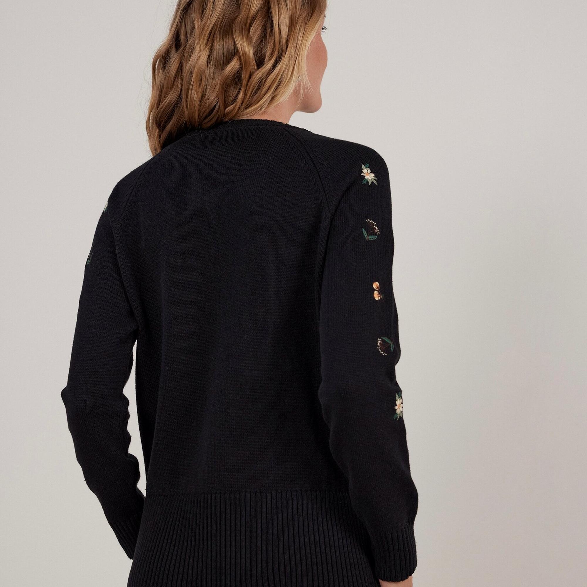 Nakış Detaylı Triko