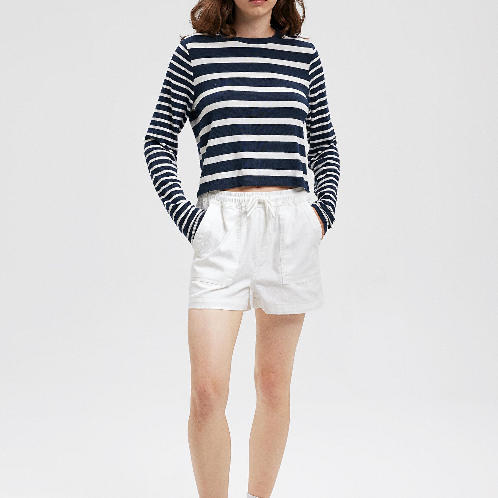 Mavi Beli Bağcıklı Beyaz Şort 1410141-70057