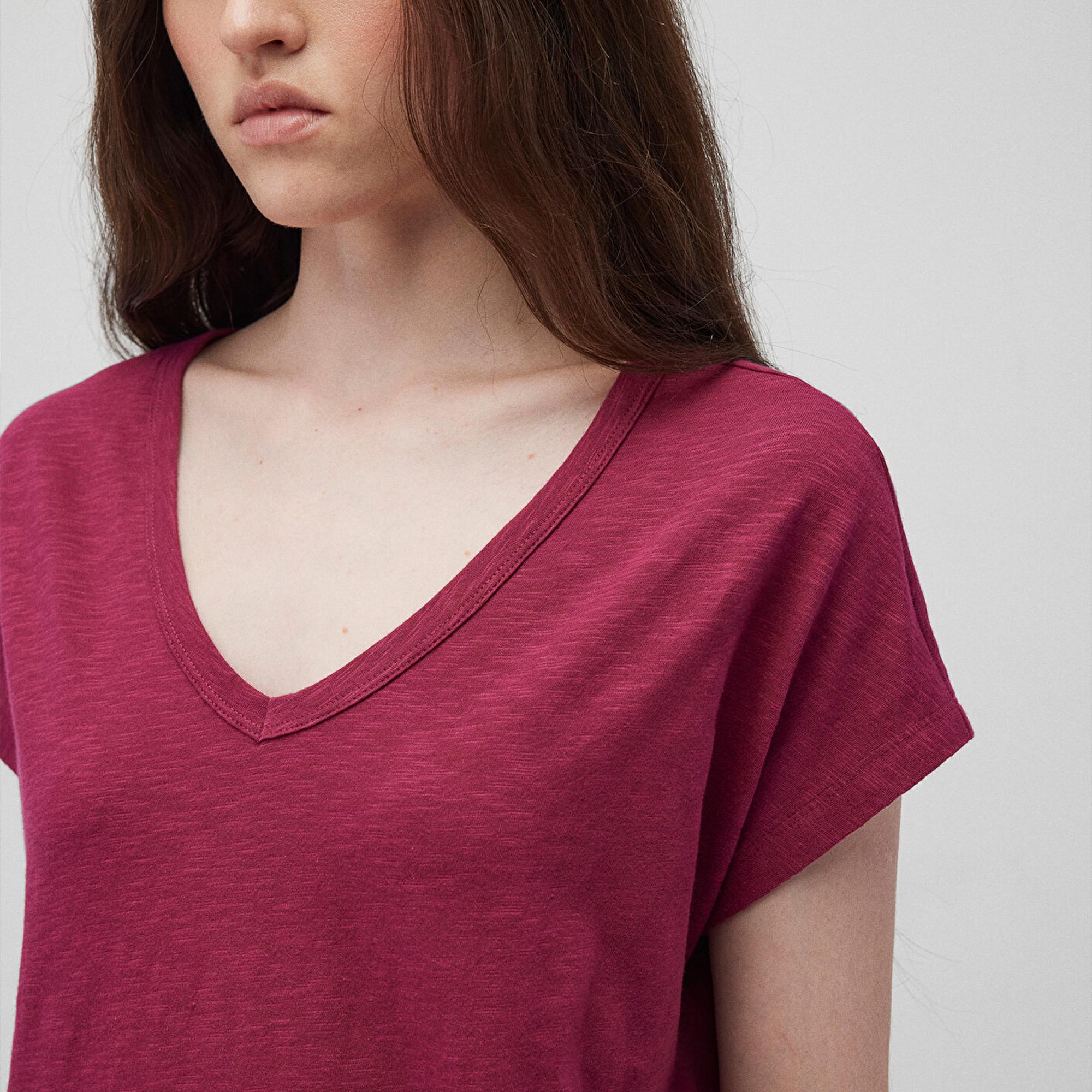 Mavi V Yaka Pembe Basic Tişört Regular Fit / Normal Kesim 1612380-70919