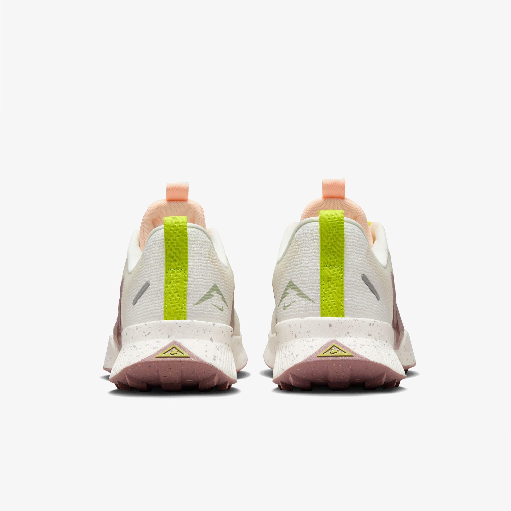 Nike Juniper Trail 3 Kadın Krem Rengi Koşu Ayakkabısı