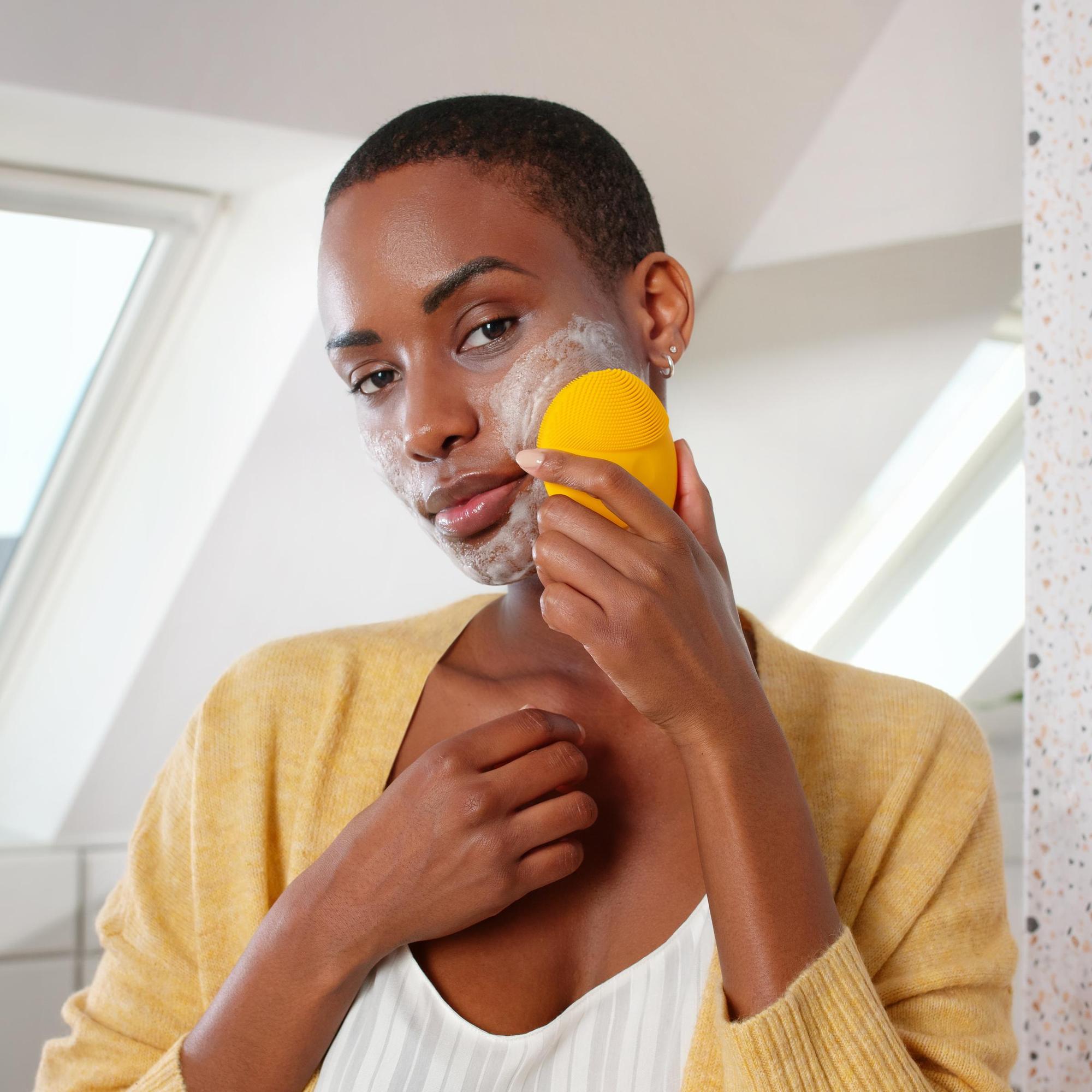 FOREO LUNA Mini 3 Yüz Temizleme ve Masaj Cihazı,Sunflower Yellow