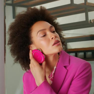  FOREO BEAR Akıllı Microcurrent Yüz Sıkılaştırma Cihazı, Fuchsia