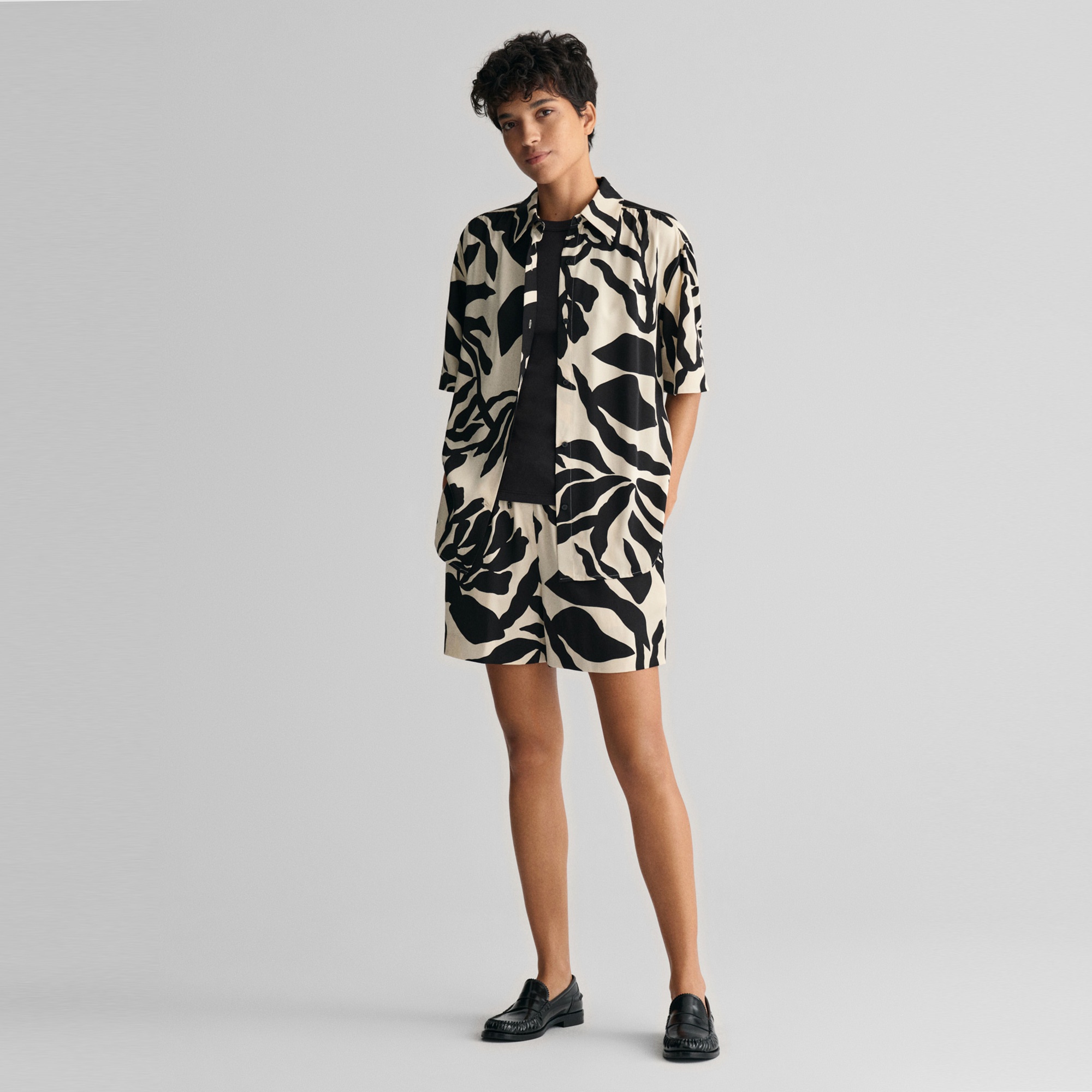 GANT Kadın Krem Relaxed Fit Desenli Şort