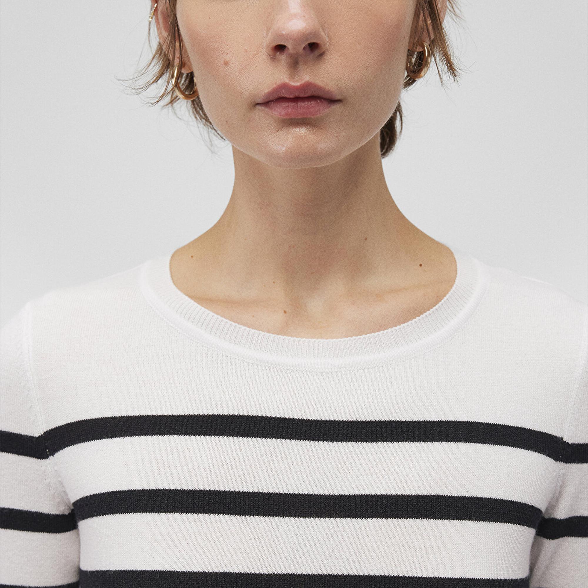 Mavi Bisiklet Yaka Çizgili Siyah Kazak Slim Fit / Dar Kesim 1710545-85407