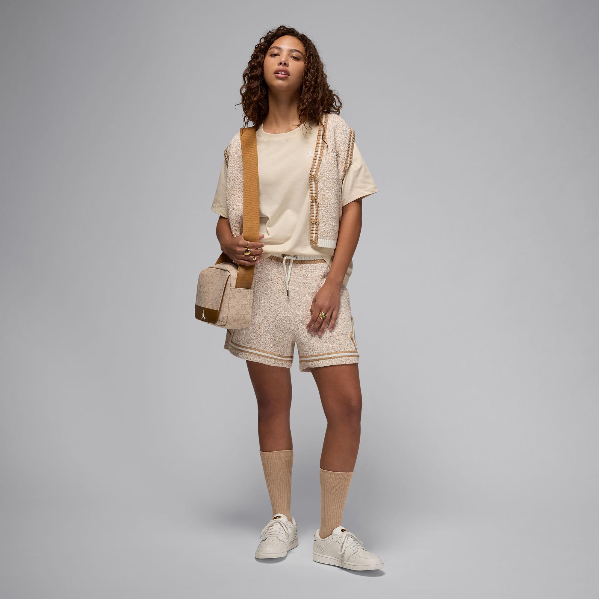 Jordan Essentials Kadın Açık Bej T-Shirt