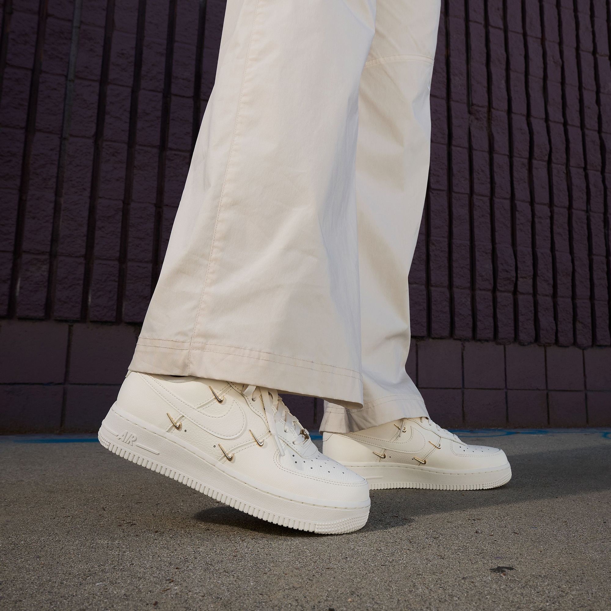 Nike Air Force 1 '07 LX Kadın Krem Rengi Spor Ayakkabı